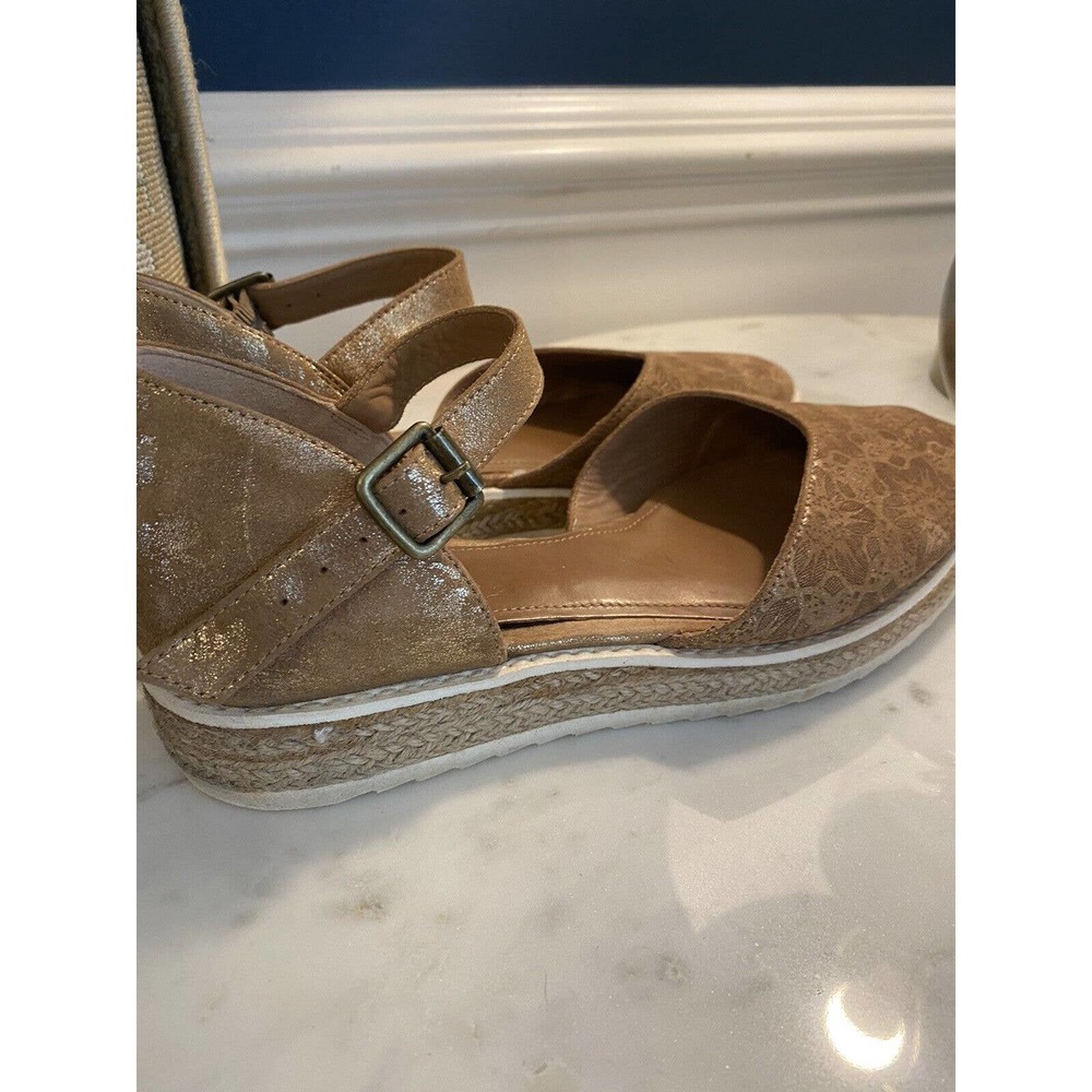 TRASK “Cammie” gold metallic embossed leather shoes from Sundance Women’s Size 8 - Picture 4 of 6